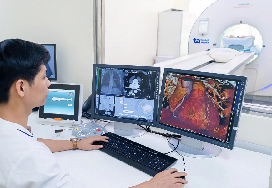 Ba lần can thiệp mạch thành công cho cụ bà hẹp tắc mạch máu lan rộng