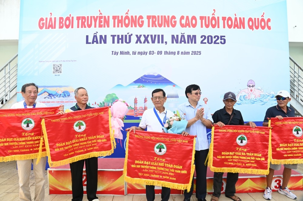 Bế mạc giải bơi truyền thống Trung cao tuổi toàn quốc lần thứ XXVII năm 2025 Bế mạc giải bơi truyền thống Trung cao tuổi toàn quốc lần thứ XXVII năm 2025