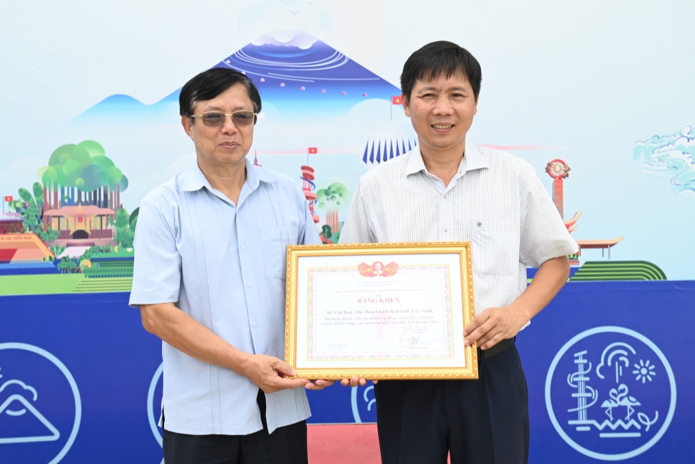 Bế mạc giải bơi truyền thống Trung cao tuổi toàn quốc lần thứ XXVII năm 2025 Bế mạc giải bơi truyền thống Trung cao tuổi toàn quốc lần thứ XXVII năm 2025