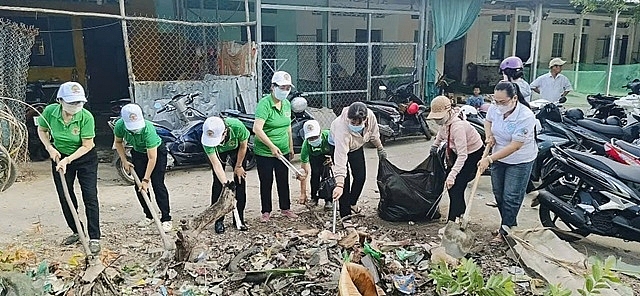 Người cao tuổi phường An Xuyên, tỉnh Cà Mau tích cực dọn vệ sinh trên các tuyến đường