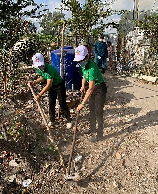 Người cao tuổi tỉnh Cà Mau thường xuyên dọn dẹp sạch sẽ môi trường, tuyên truyền vận động cộng đồng dân cư cùng thực hiện