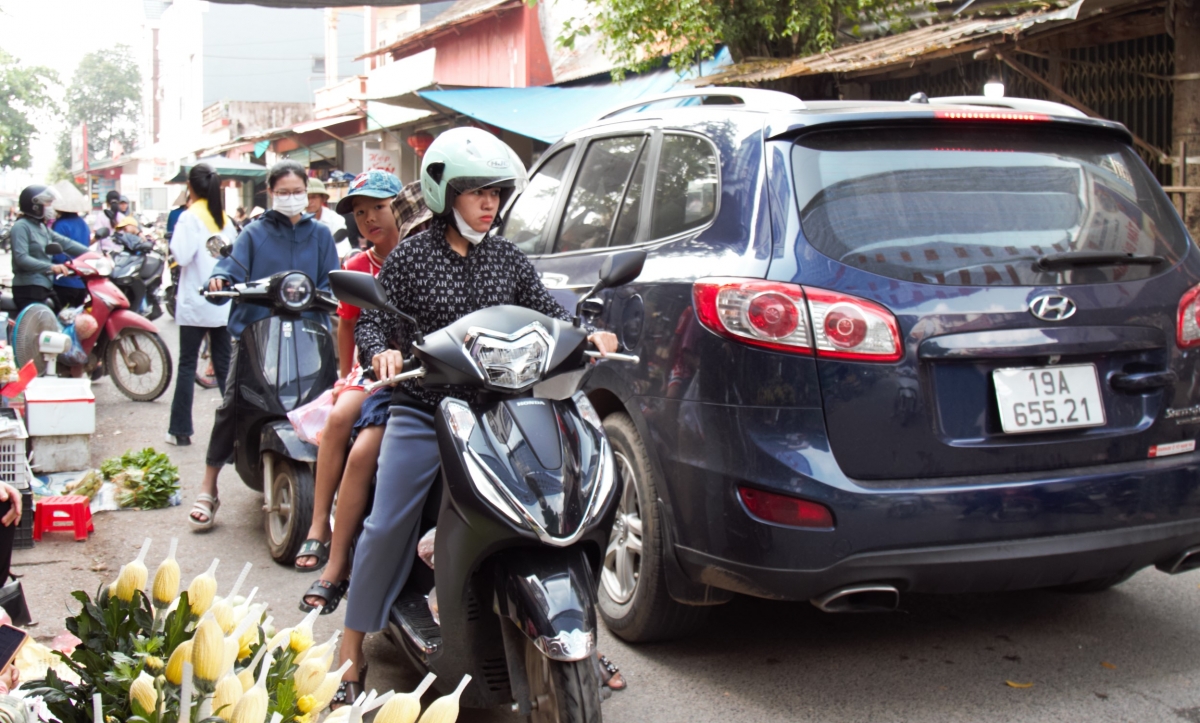 Bao giờ chấm dứt tình trạng họp chợ lấn chiếm hành lang giao thông?