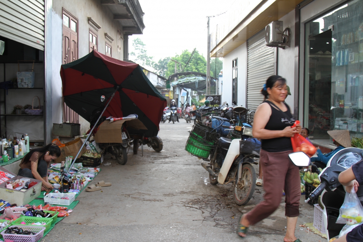 Bao giờ chấm dứt tình trạng họp chợ lấn chiếm hành lang giao thông?