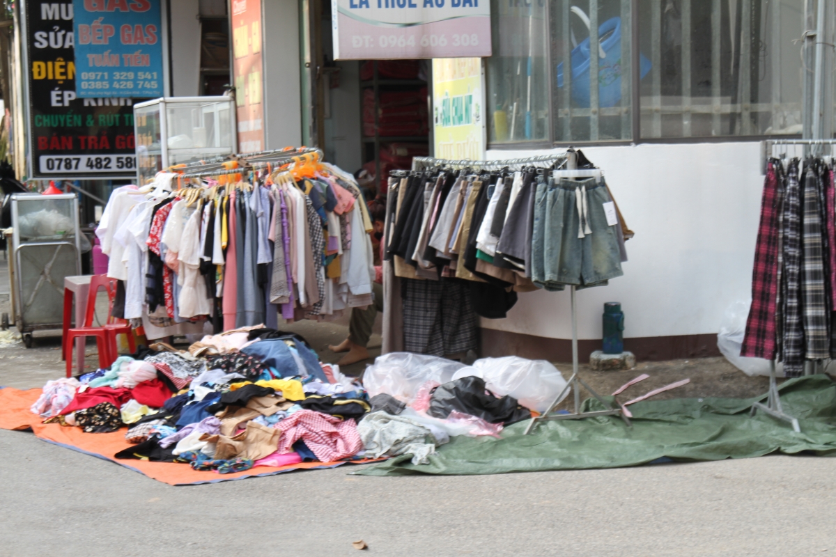 Bao giờ chấm dứt tình trạng họp chợ lấn chiếm hành lang giao thông?