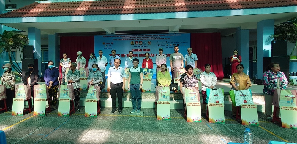 Ban tổ chức trao tặng quà cho người dân, người cao tuổi có hoàn cảnh khó khăn