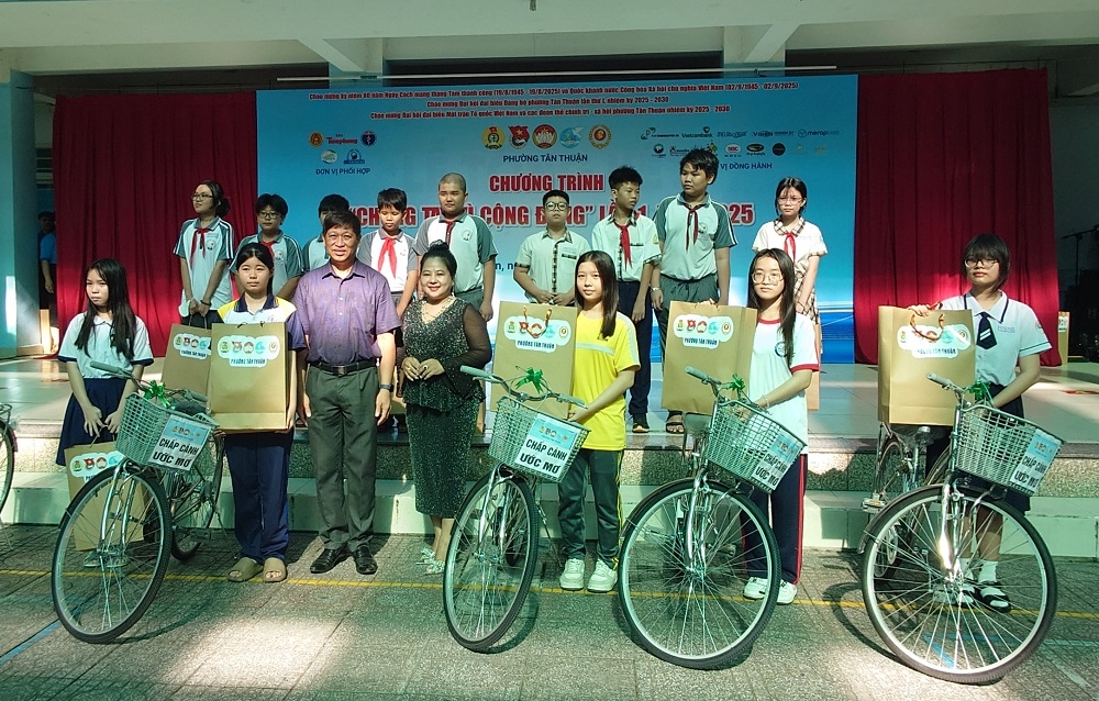 Ban tổ chức trao tặng quà, trao tặng 5 xe đạp cho các em có hoàn cảnh đặc biệt khó khăn