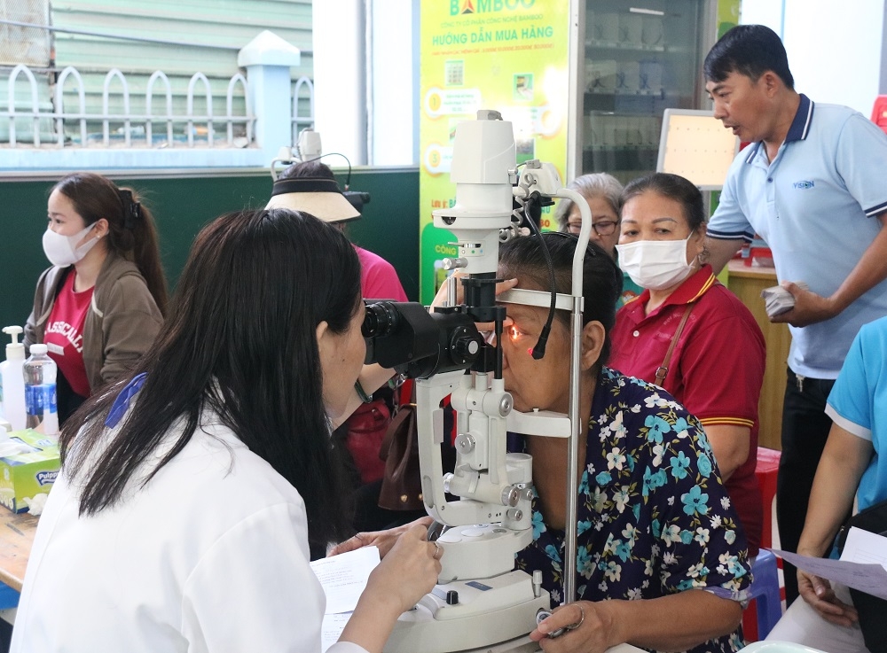 Trung tâm Mắt Kỹ thuật cao IVision D7 khám, tư vấn mắt cho người cao tuổi