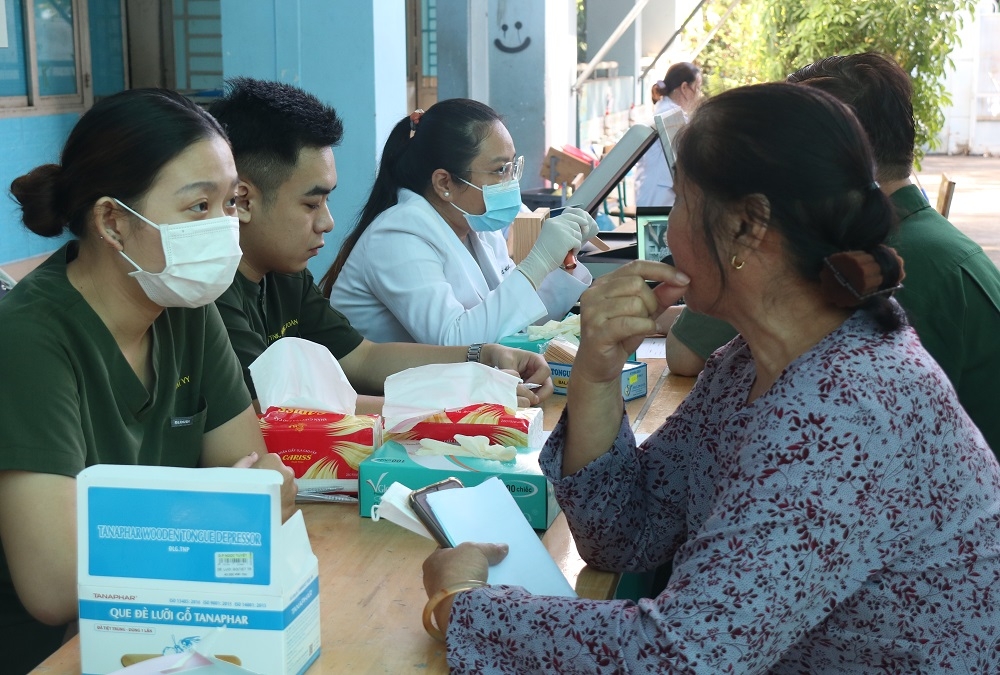 Nha khoa Singdent khám, tư vấn nha khoa cho người cao tuổi