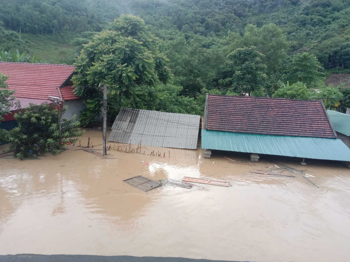 Căn nhà của bà Vi Thị Hương bị nhấn chìm trong cơn lũ