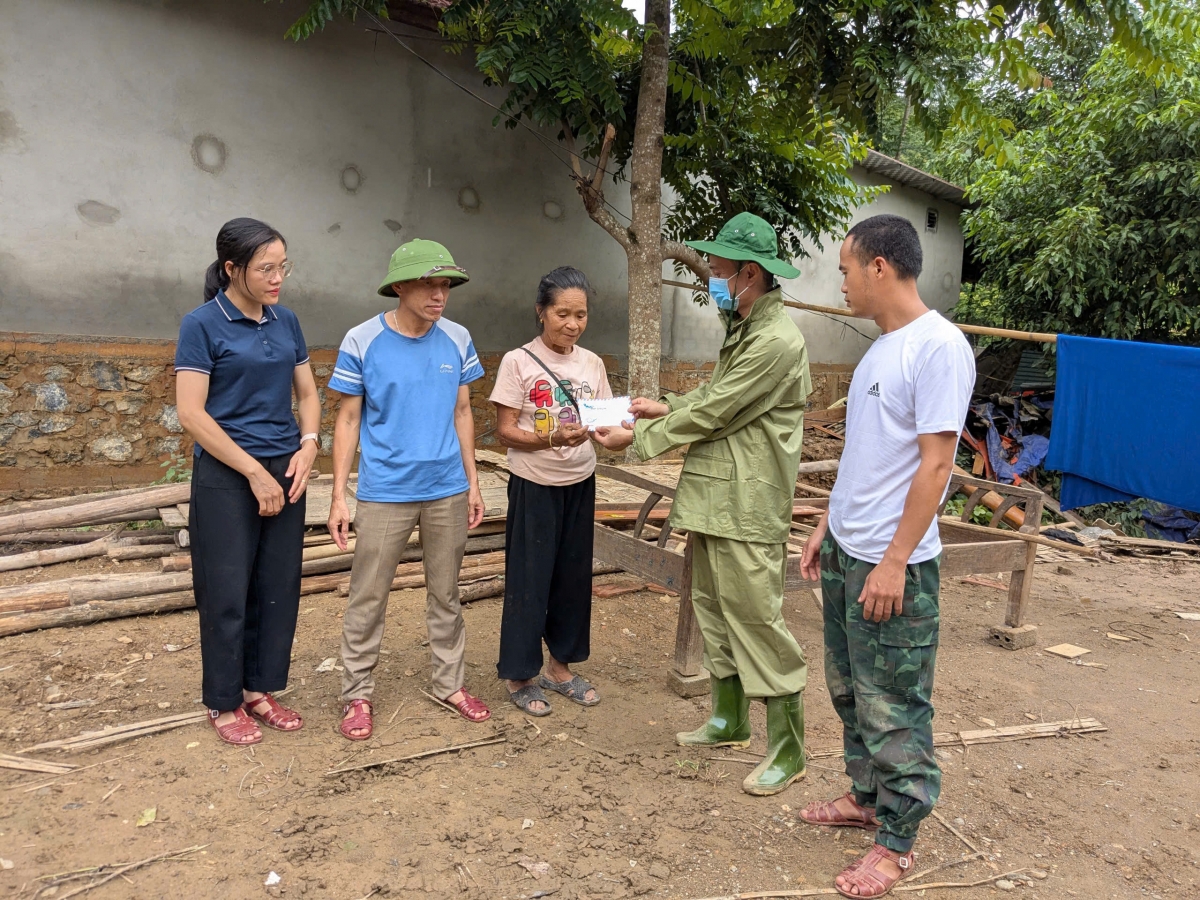 Bà Vi Thị Hương (ở giữa) rất cần sự giúp đỡ của những tấm lòng hảo tâm