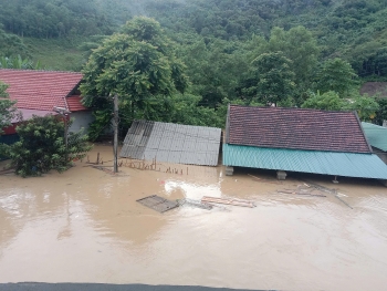 Lũ cuốn trôi nhà, hai mẹ con trắng tay chống chọi trong lều tạm