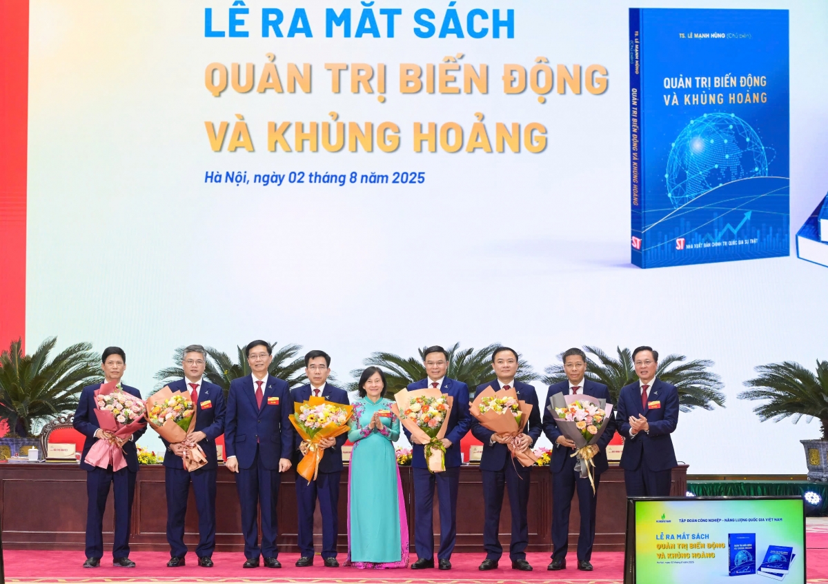 Lễ ra mắt sách Quản trị Biến động và Khủng hoảng vào đúng dịp Đại hội đaiạ biểu Đảng bộ Tập đoàn Công nghiệp - Năng lượng Quốc gia Việt Nam