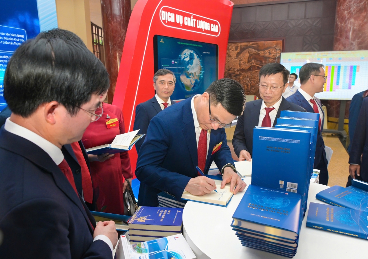 TS. Lê Mạnh Hùng ký tặng sách “Quản trị biến động và khủng hoảng” cho các đại biểu 