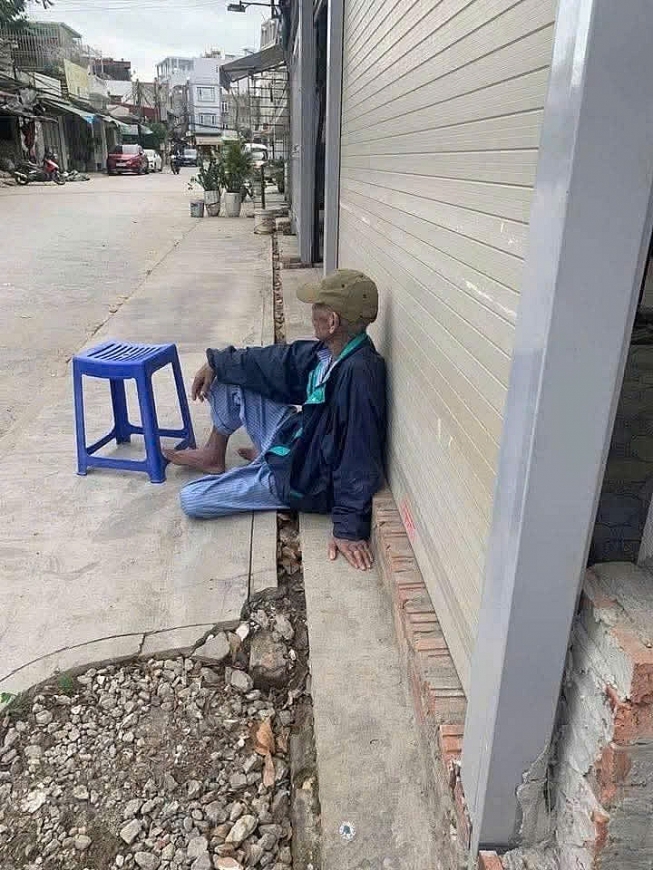 Ông N.V.P sống vạ vật ở vỉa hè trước cửa nhà dưới thời tiết oi bức nhiều ngày nay. Ảnh: MXH