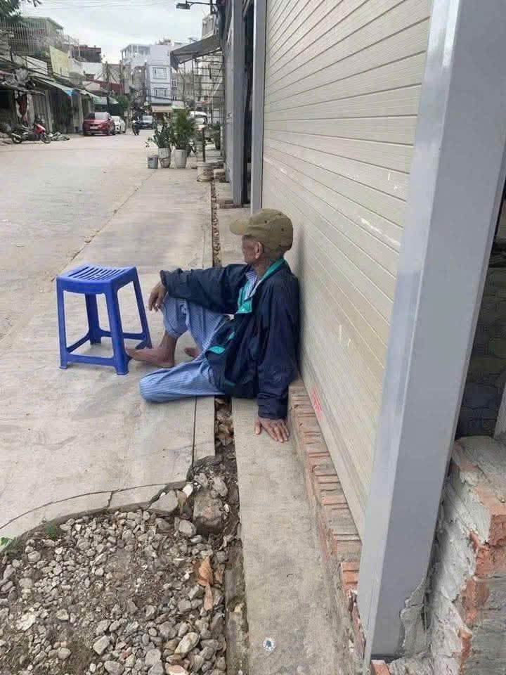 Ông N.V.P sống vạ vật ở vỉa hè trước cửa nhà dưới thời tiết oi bức nhiều ngày nay. Ảnh: MXH