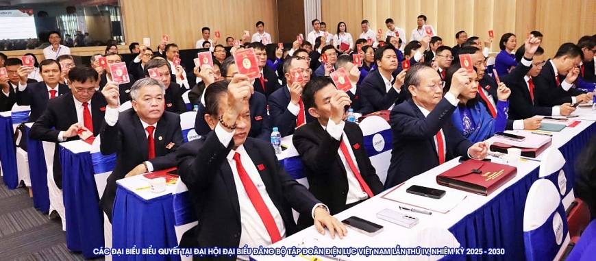 Các đại biểu Đảng bộ Tập đoàn Điện lực Việt Nam tham dự Đại hội thông qua Nghị quyết Đại hội.