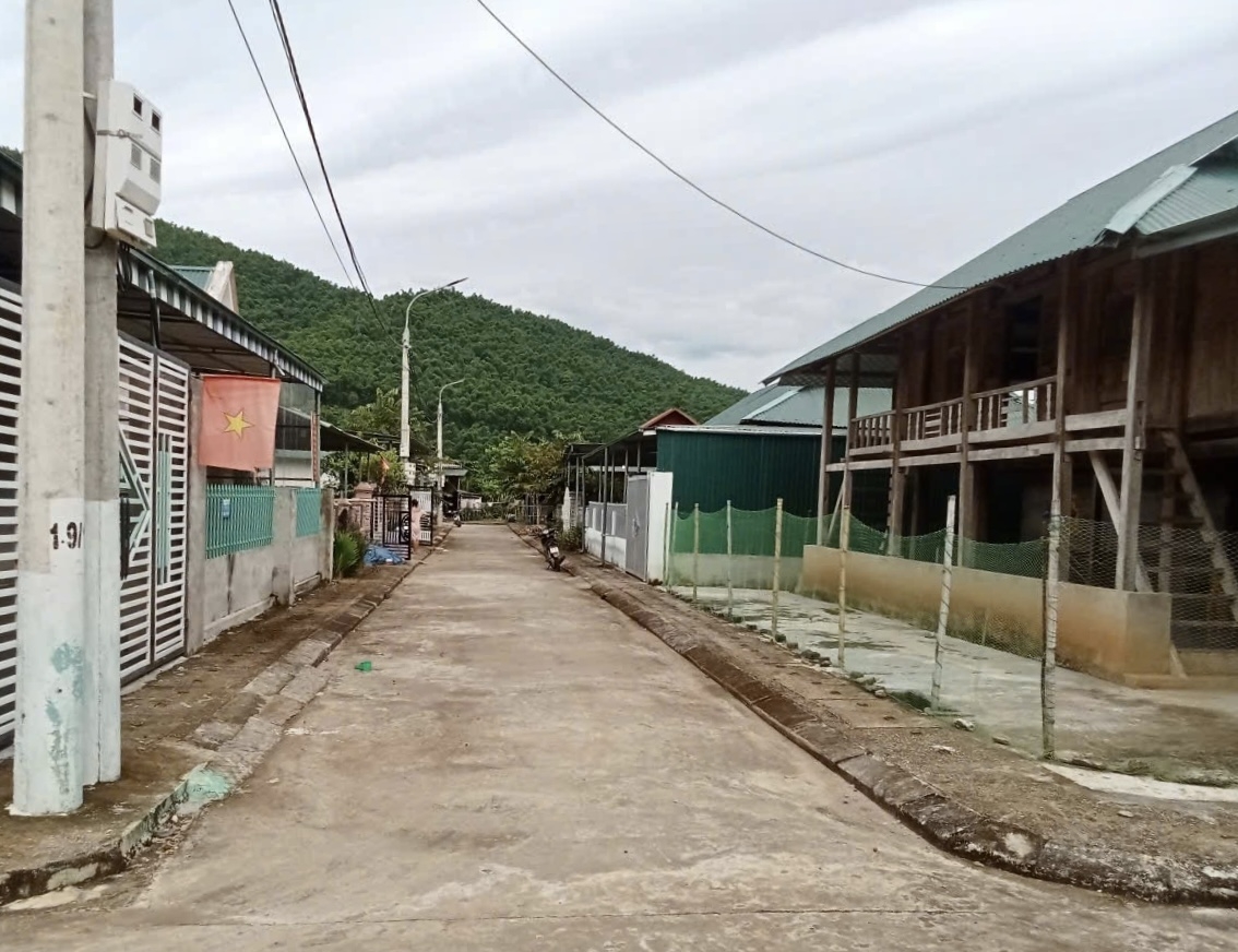 Đường vào bản Co Me