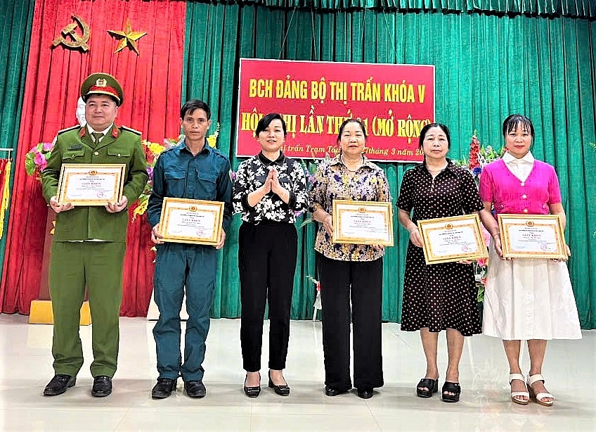 Bà Hà Thị Ngái (thứ ba từ phải sang) được Đảng bộ thị trấn (nay là xã) Trạm Tấu tặng Giấy khen.