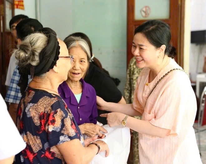 Người cao tuổi cần được quan tâm chăm sóc