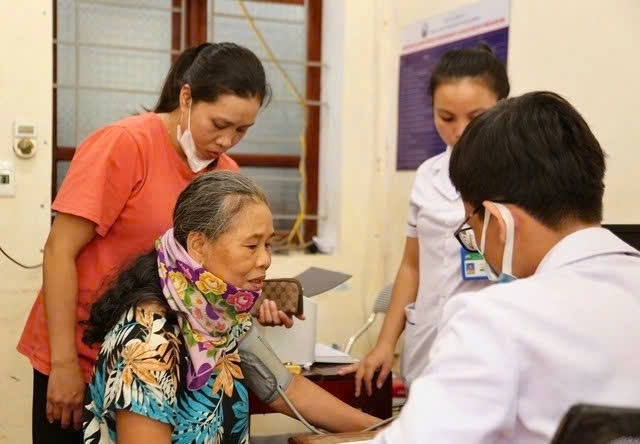 thăm khám bệnh miễn phí cho các cụ người cao tuổi