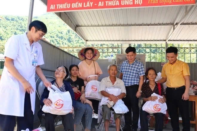 Đoàn tặng quà cho các cụ thuộc người cao tuổi