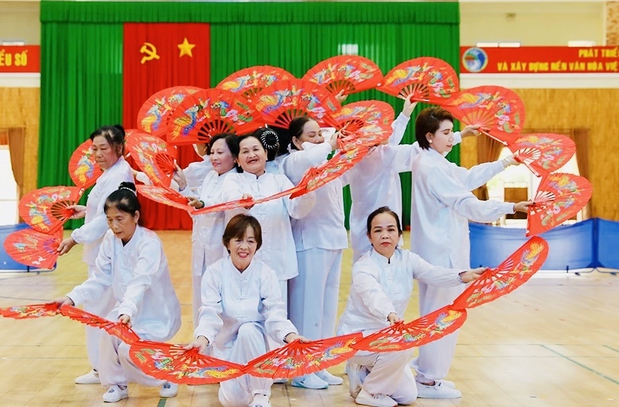 Thành viên CLB LTHTGN tham gia khiêu vũ dưỡng sinh và sinh hoạt thơ ca định kỳ tại địa phương.