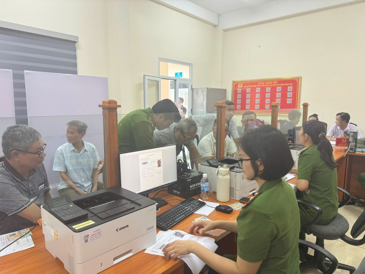 Công tác cấp Thẻ đảng viên trên nền CSDLQG về DC tại phường Hạc Thành ​​​​​​, tỉnh Thanh Hóa