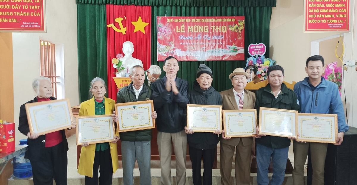 Nghệ An trao quà, Bằng mừng thọ cho NCT trên địa bàn tỉnh