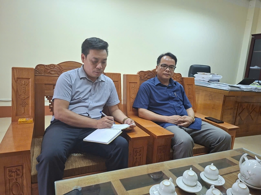 Ông Triệu Thế Khôi, Giám đốc Vườn Quốc gia Ba Bể trao đổi với phóng viên.