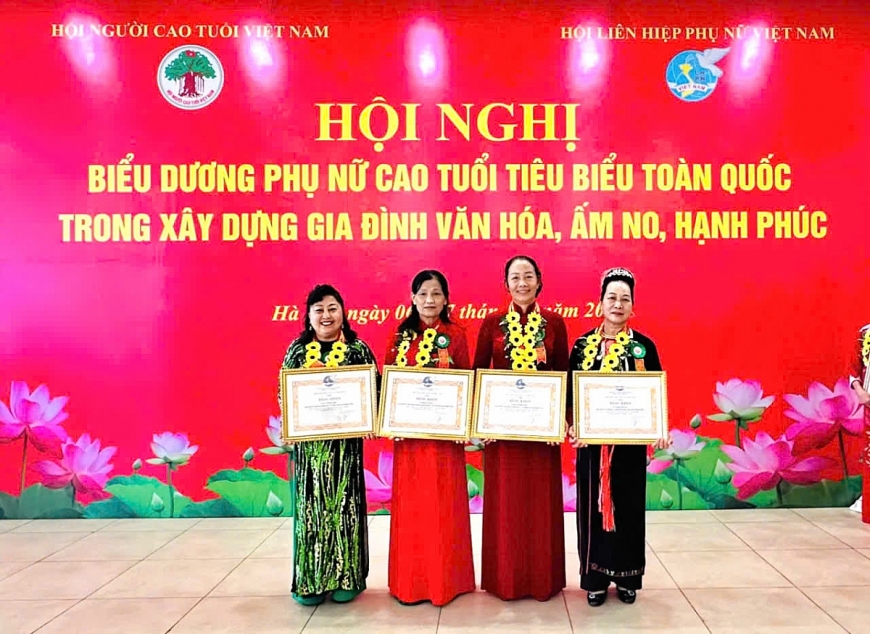 Bà Bùi Thị Xuân (thứ 2 từ trái sang) tại Hội nghị biểu dương phụ nữ cao tuổi toàn quốc tháng 12/2024