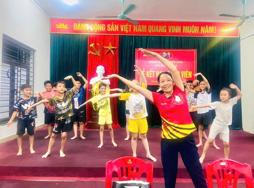 Bà Bùi Thị Minh Xuân, hướng dẫn các cháu tập, nhảy dân vũ