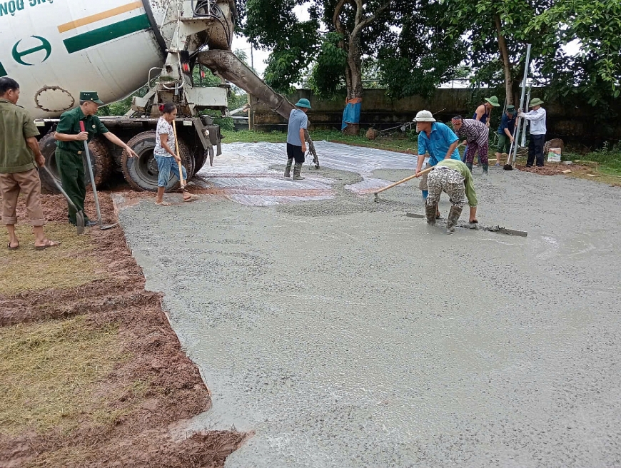 Nhân dân Thôn 9 đóng góp kinh phí làm sân bóng chuyền của thôn