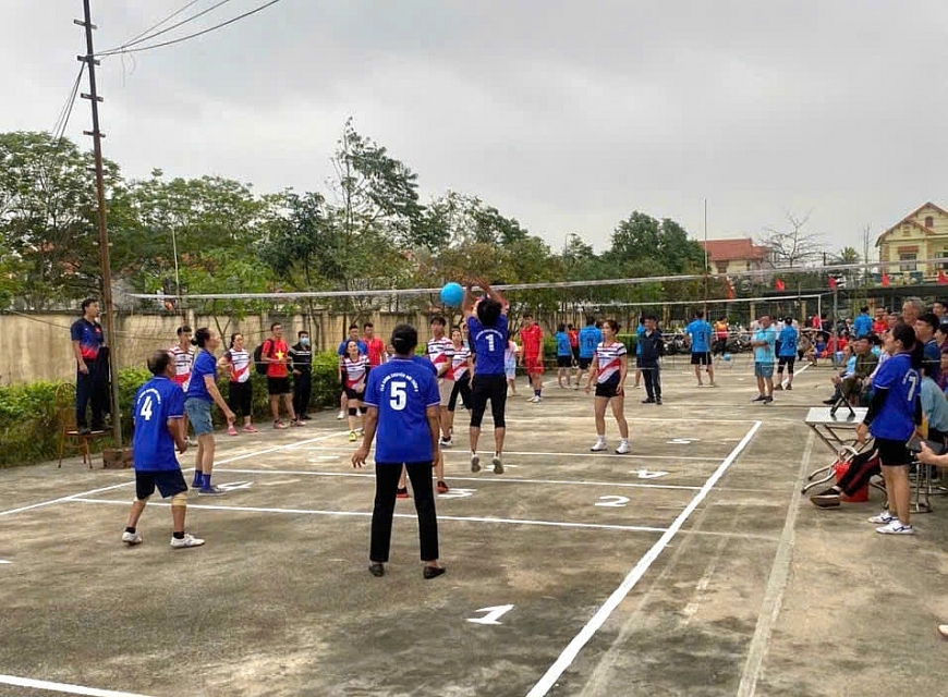   Thi đấu bóng chuyền hơi nhân ngày Đại đoàn kết toàn dân ở phường Hiệp Hòa