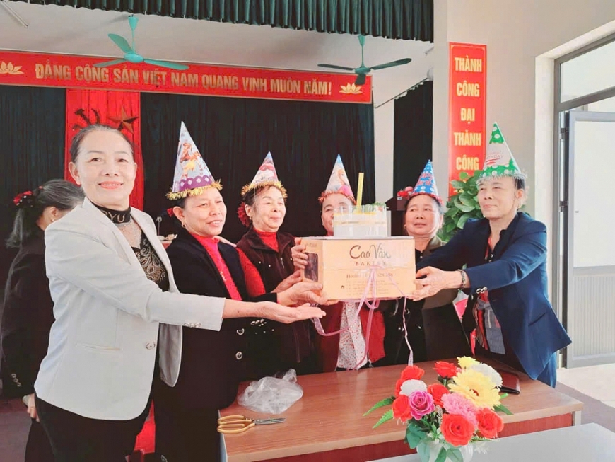     Sinh hoạt hội gắn với việc tổ chức sinh nhật cho các hội viên, một nét văn hóa ở Chi hội phụ nữ thôn 9 phường Hiệp Hòa