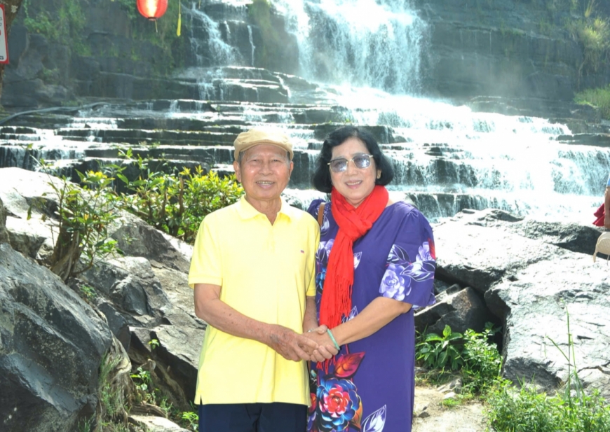 aDu khách tham quan thác Pongour. 