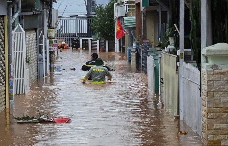 Lực lượng chức năng tỉnh Lâm Đồng tới từng nhà kiểm tra giúp dân trong ngập lụt