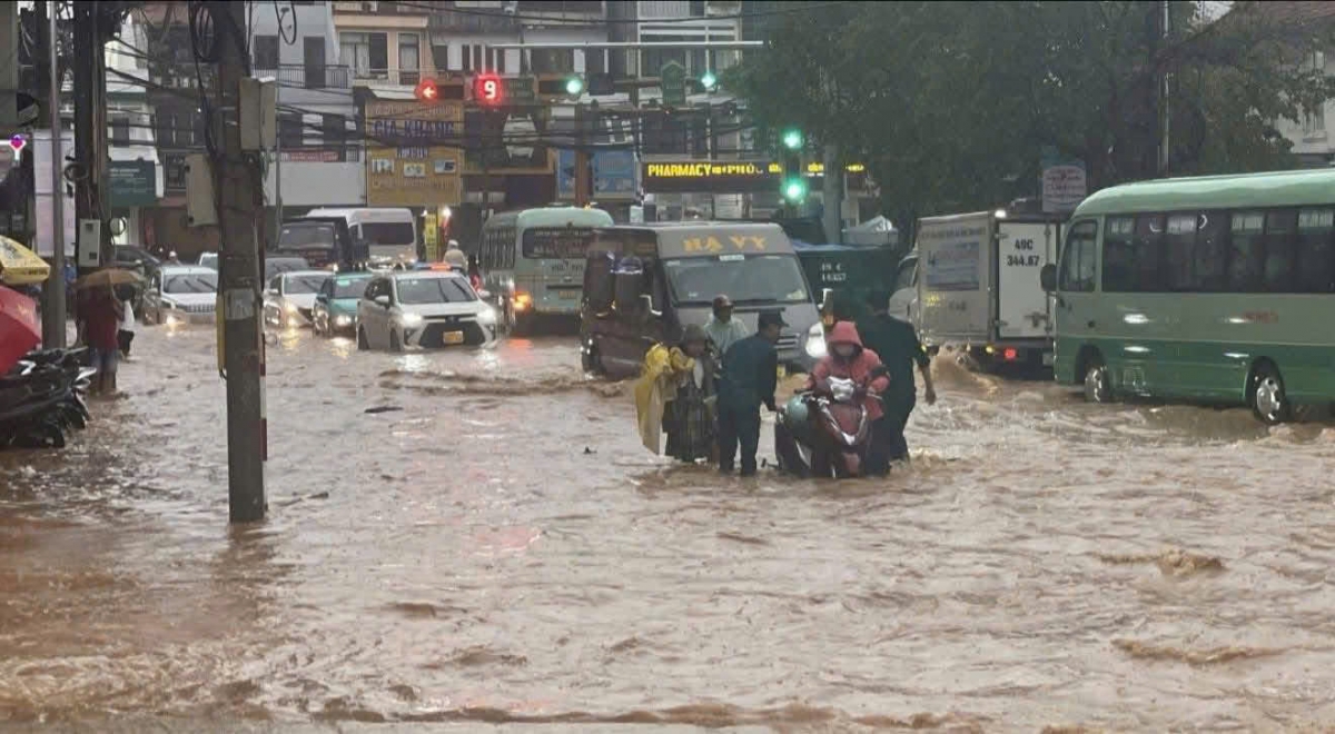 Mưa to các lực lượng chức năng tỉnh Lâm Đồng giúp dân di chuyển