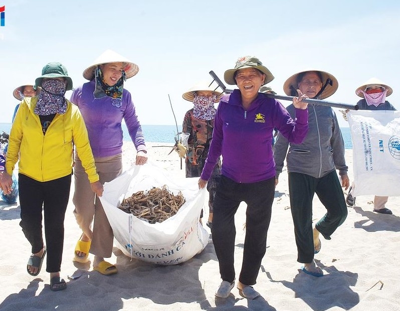 NCT tỉnh Quảng Ngãi chung tay dọn dẹp môi trường biển