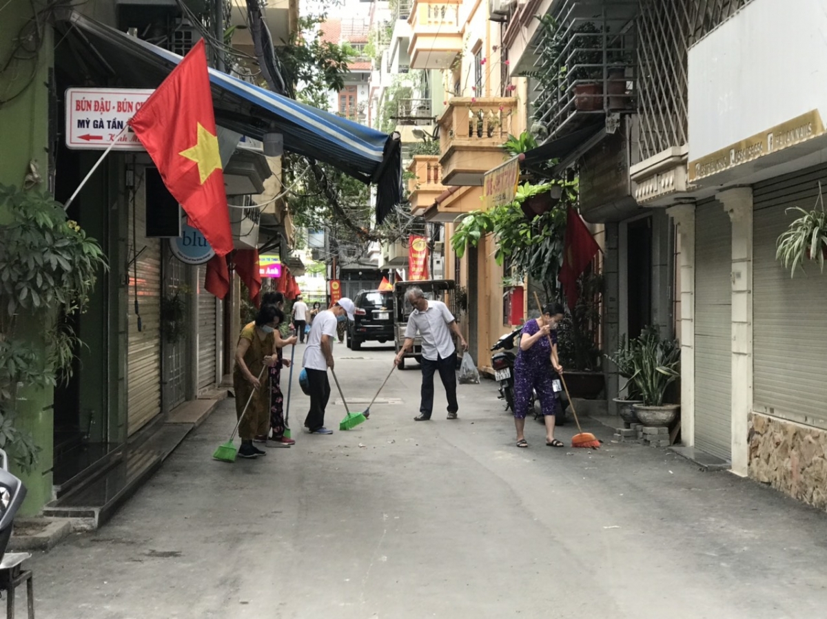 Người cao tuổi tích cực với công tác giữ gìn vệ sinh môi trường