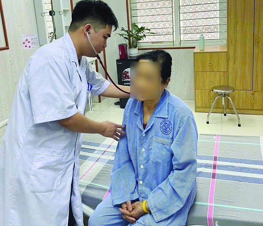 Các bác sĩ cấp cứu, điều trị kịp thời cho bệnh nhân. 