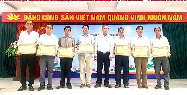 Lãnh đạo tỉnh trao Bằng khen của Chủ tịch UBND tỉnh cho các cá nhân có thành tích xuất sắc trong thực hiện Đề án 1336