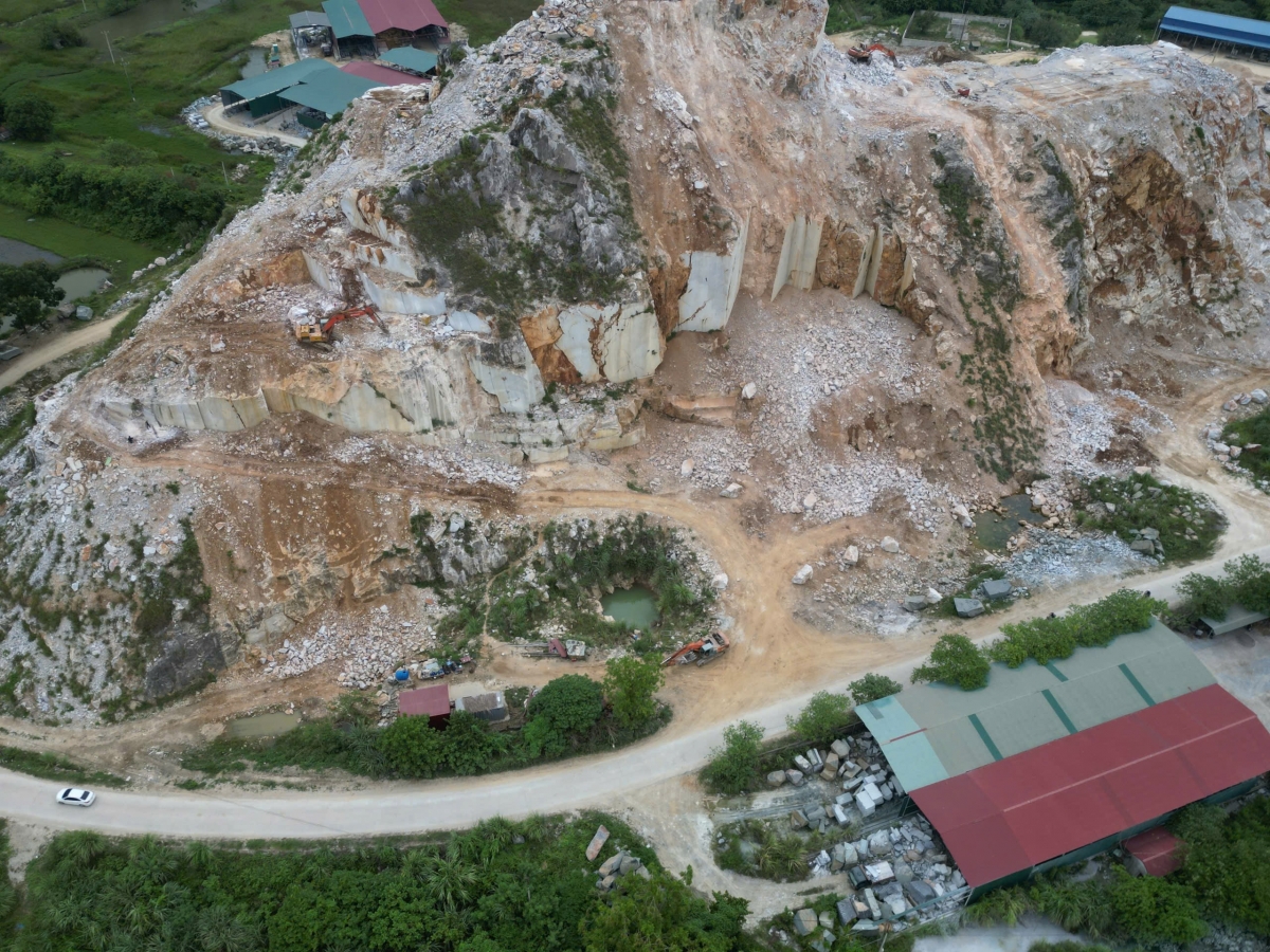 Mỏ đá không có trong quy hoạch khoáng sản, không thông qua đấu giá vẫn được cấp phép khai thác