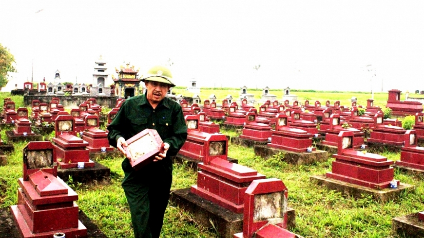 Hơn 300 ngôi mộ được ông Đậu Văn Phùng quy tập, xây mới đẹp đẽ.