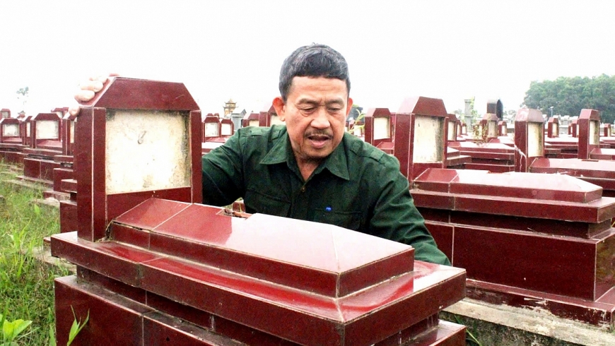 Nghĩa trang Cồn Rú, nơi quy tập hàng trăm ngôi mộ vô chủ. Ảnh 2: Hơn 300 ngôi mộ được ông Đậu Văn Phùng quy tập, xây mới đẹp đẽ.