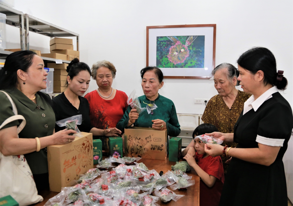 Nghệ nhân Lưu Thị Hiền say sưa chia sẻ kinh nghiệm ướp trà sen