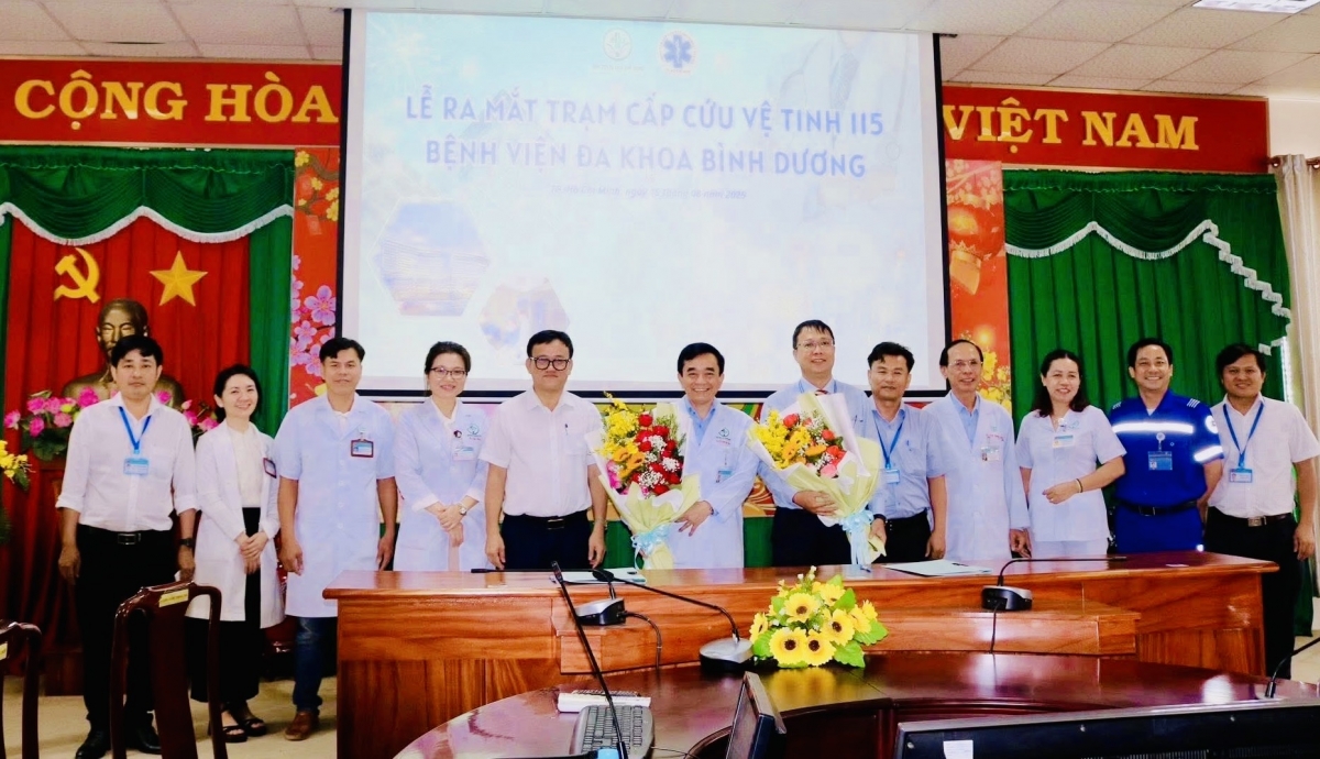 Bác sĩ Huỳnh Minh Chín, Phó Giám đốc Sở Y tế TP.Hồ Chí Minh (thứ 5 từ trái sang) chụp ảnh lưu niệm tại lễ ra mắt Trạm Cấp cứu vệ tinh 115 số 47.