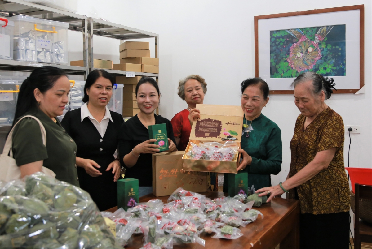 Giữ hồn sen Tây Hồ - câu chuyện từ gia đình nghệ nhân Lưu Thị Hiền