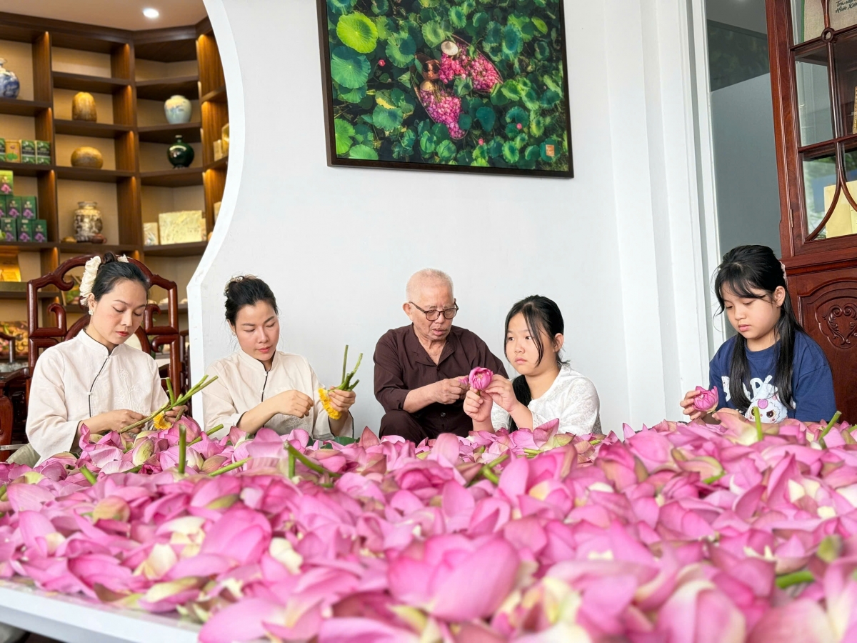 Giữ hồn sen Tây Hồ - câu chuyện từ gia đình nghệ nhân Lưu Thị Hiền