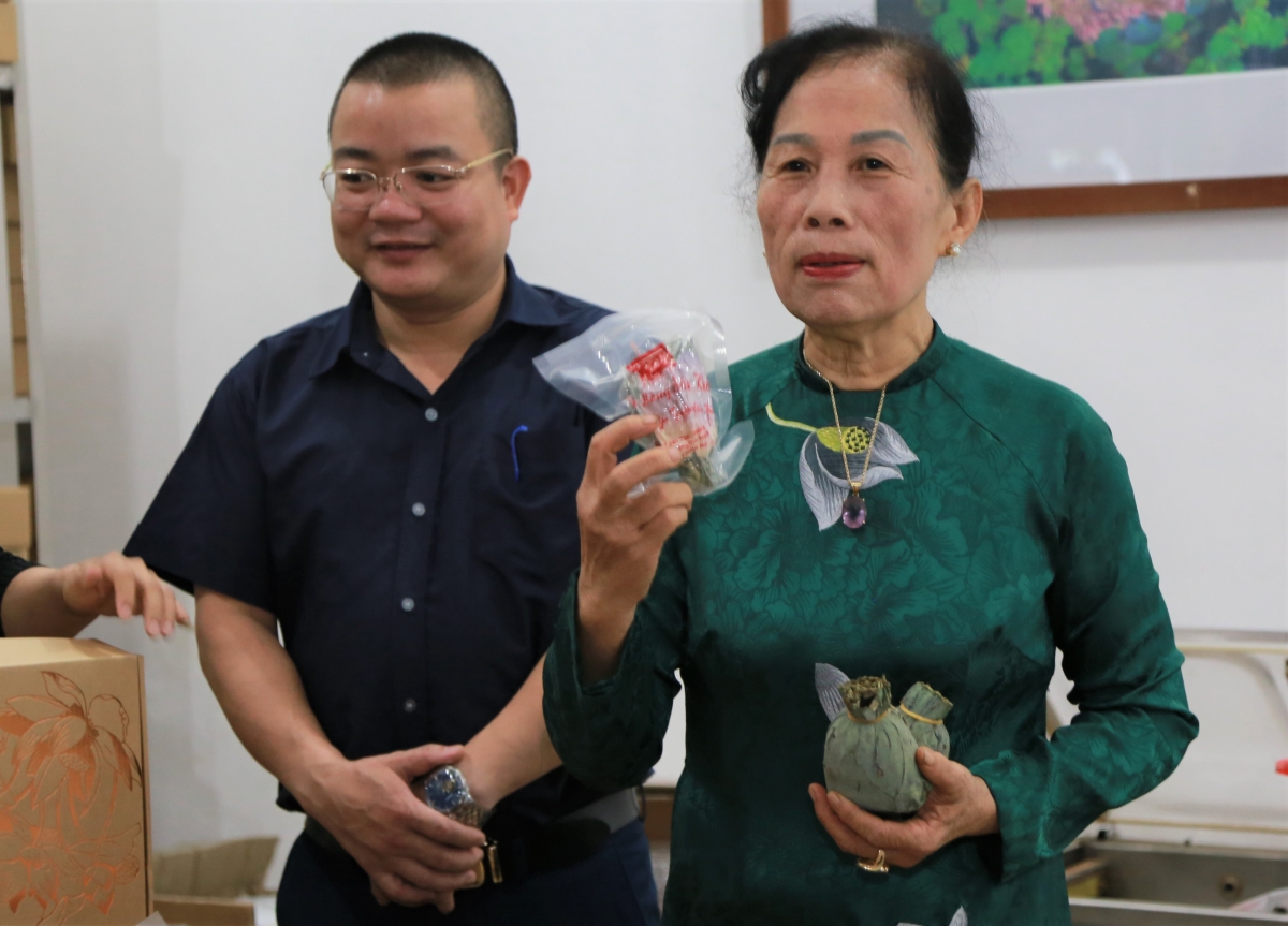 Giữ hồn sen Tây Hồ - câu chuyện từ gia đình nghệ nhân Lưu Thị Hiền