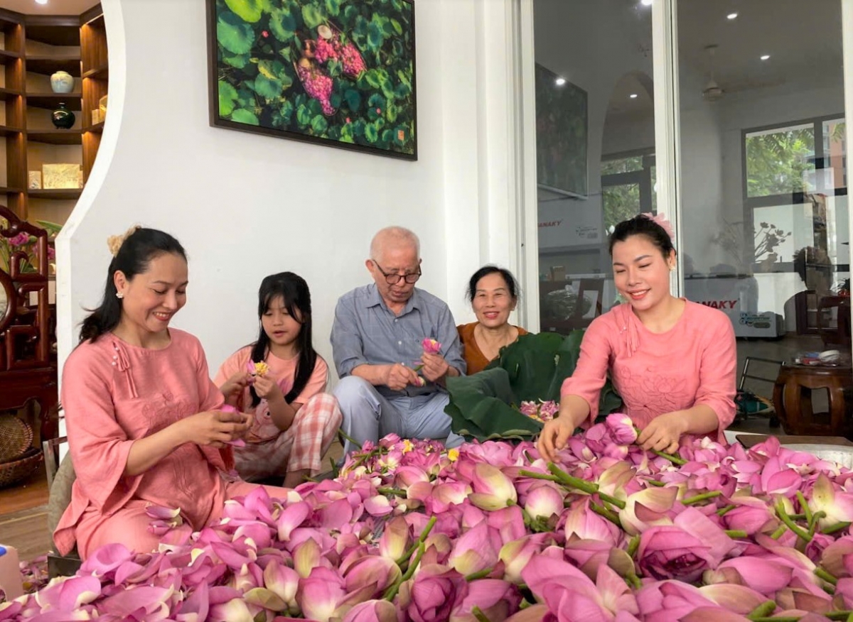 Giữ hồn sen Tây Hồ - câu chuyện từ gia đình nghệ nhân Lưu Thị Hiền